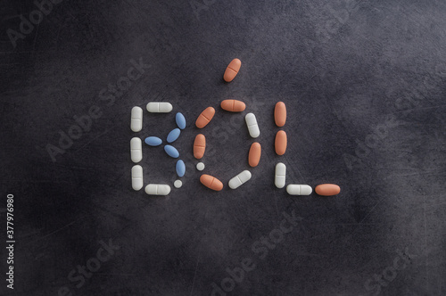 Pills lettering- napis z tabletek- ból