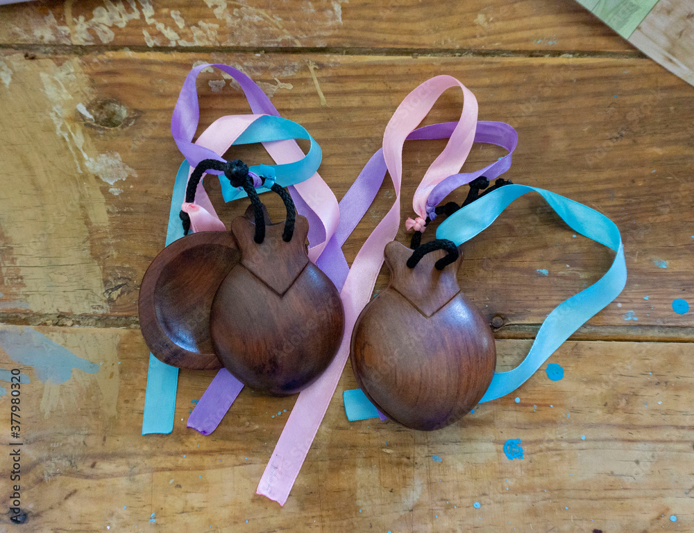 Fotografija castanets with colored ties on the table