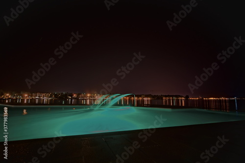 Beleuchteter Pool unter Sternen