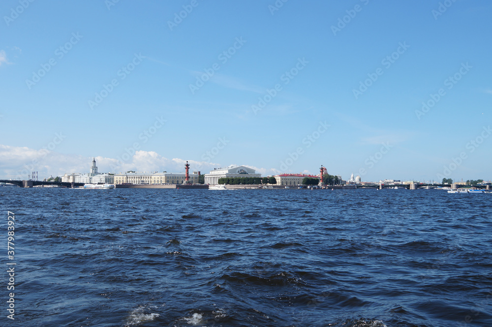 Obraz premium View from a boat to the coast in the city of St. Petersburg in Russia, you can see beautiful buildings on the embankment