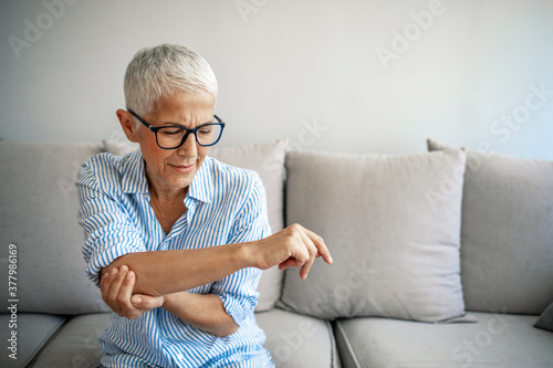 Canvas Print Elbow Pain In An Elderly Person
