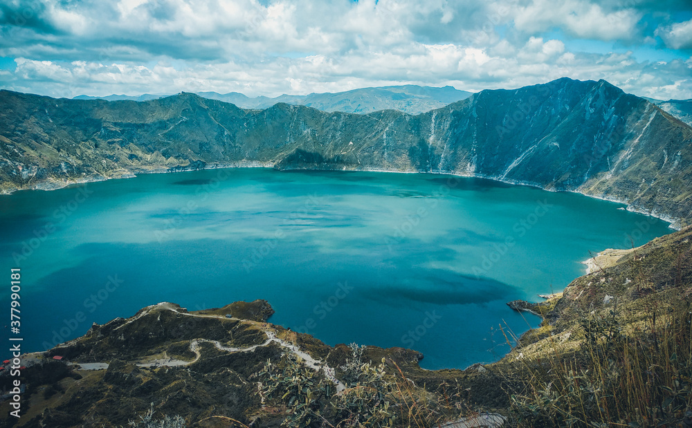 Laguna de Quilotoa una caldera llena de agua  que se formó por el colapso de este volcán es un atractivo turístico muy hermoso debido a su hermosa laguna de agua cristalina.