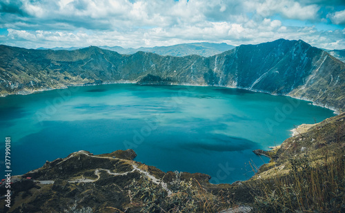 Laguna de Quilotoa una caldera llena de agua que se formó por el colapso de este volcán es un atractivo turístico muy hermoso debido a su hermosa laguna de agua cristalina.