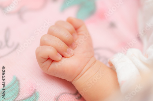 幼い赤ちゃんの手