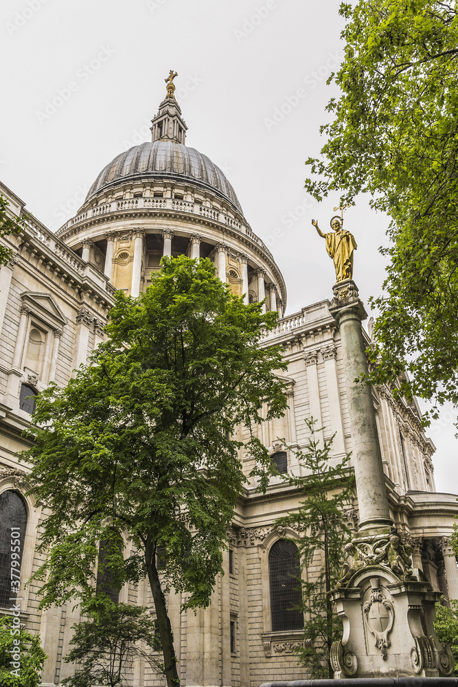 Obraz premium Architectural fragments of Magnificent St. Paul Cathedral (1675 - 1711) in London. St. Paul Cathedral sits at top of Ludgate Hill - highest point in City of London. UK.