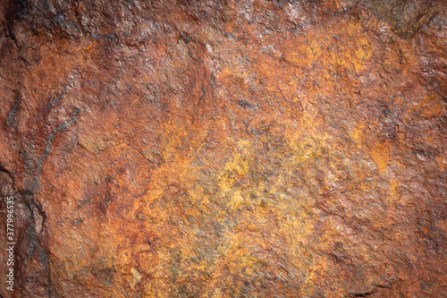 la surface d'une roche aux tons rouge orangé