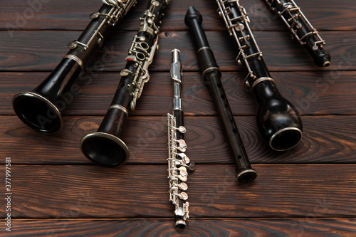 Fotografija Woodwind instruments lie on a wooden surface. View from above