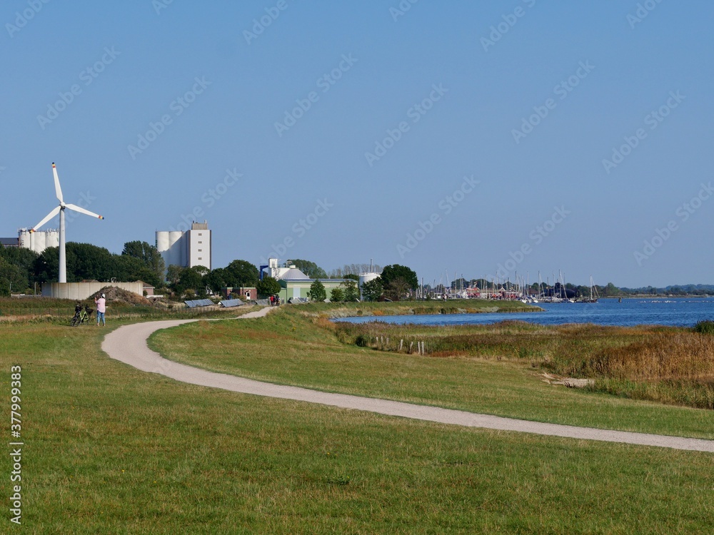 Fototapeta premium Weg auf dem Deih nach Burgstaaken auf Fehmarn