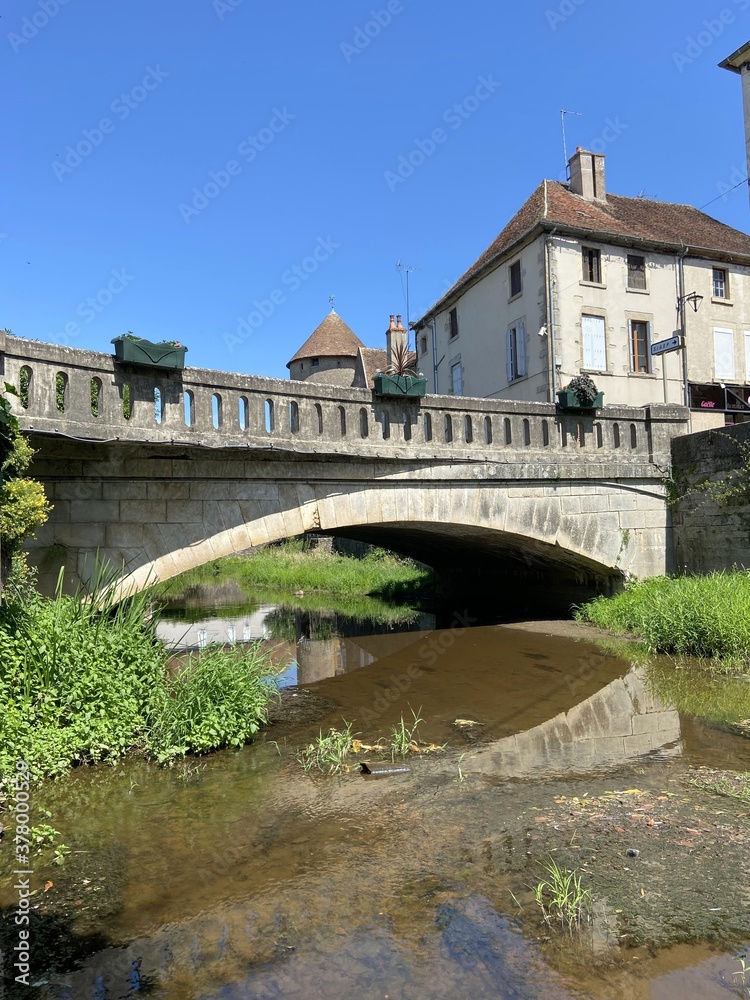 Fototapeta premium Pont sur l'Anguison à Corbigny, Bourgogne