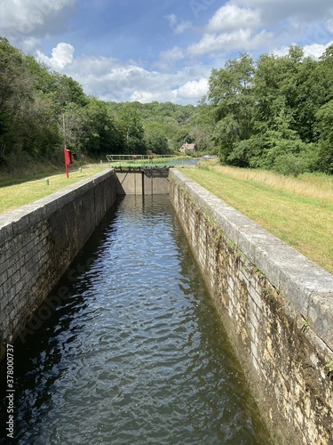 Ecluse du canal du nivernais en Bourgogne