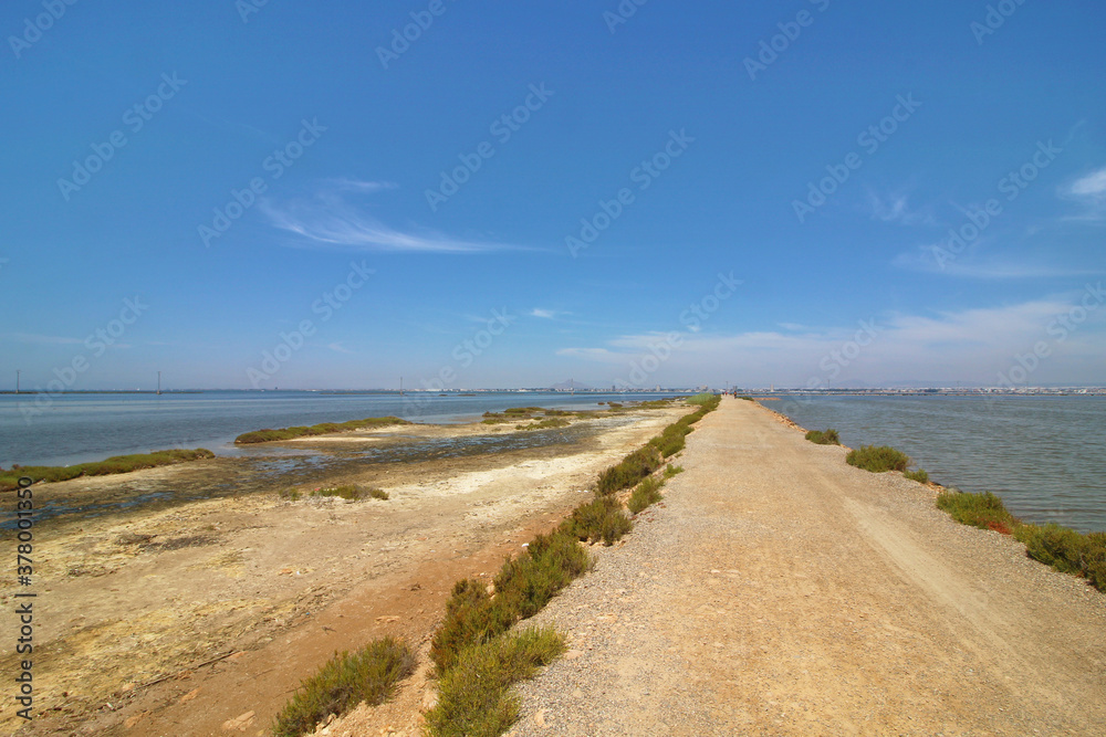 Salinas, lodos y Mar Menor en San Pedro del Pinatar, España Salinas, lodos y Mar Menor en San Pedro del Pinatar, España