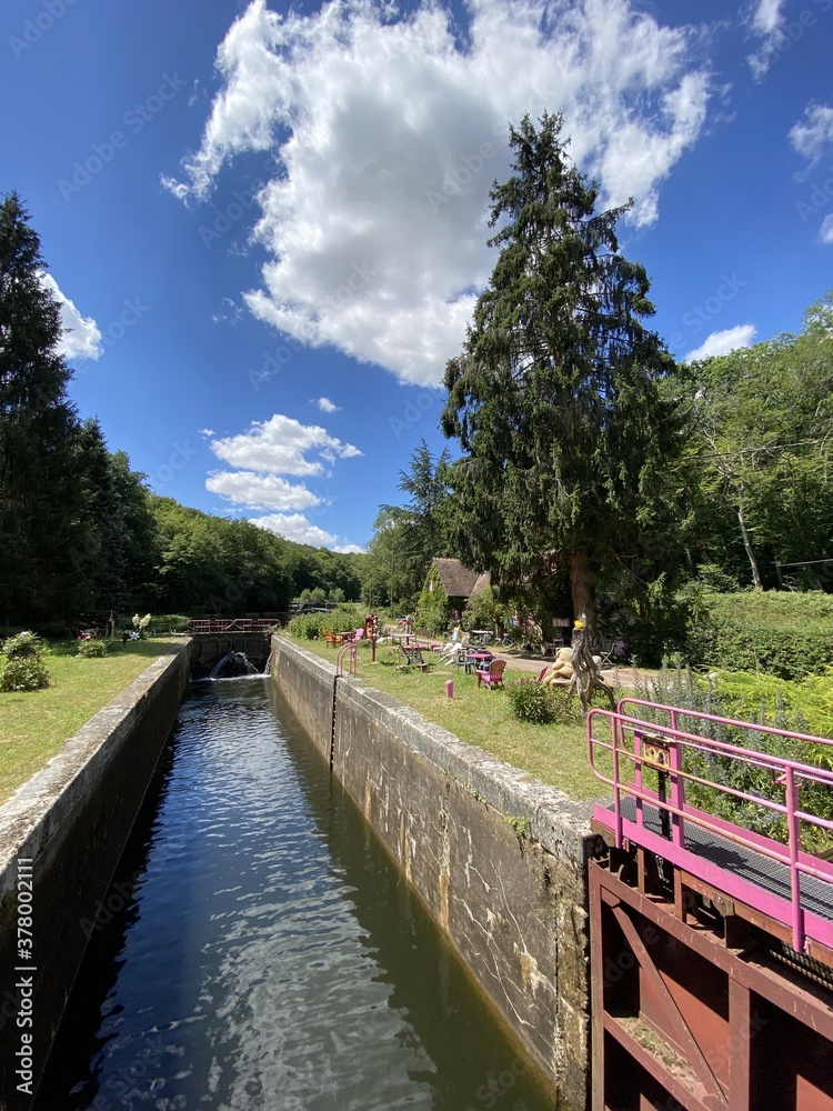 Fototapeta premium Ecluse du canal du nivernais en Bourgogne