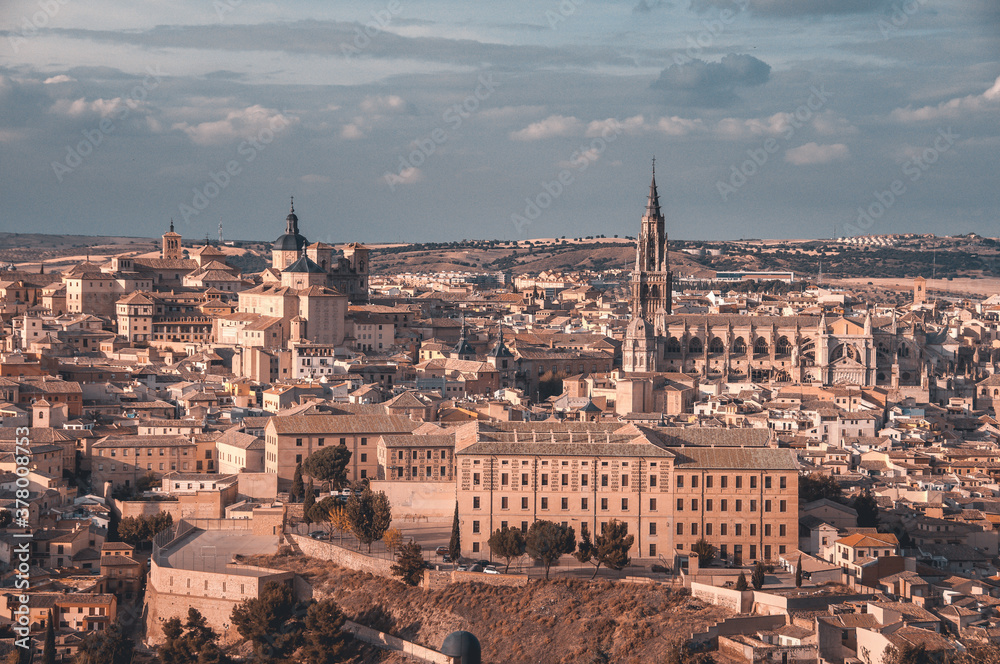 Vista de Toledo en Castilla La Mancha al atardecer, el Alcazar de Toledo y la Catedral sobresalen sobre el resto de edificios bajos de esta ciudad histórica.
