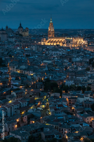 Vista de la ciudad de Toledo, España, al anochecer, con las luces iluminando la Catedral. Vista desde el Parador Nacional, en la otra orilla del río Tajo.