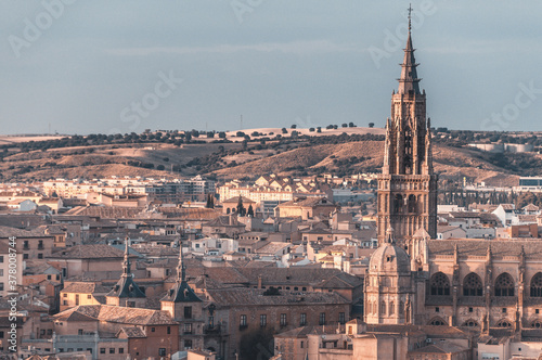 Foto detalle de la torre de la Catedral de Toledo o Catedral de Santa María, construida en el siglo XV. Arte Gótico Mudejar español.