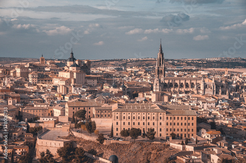Vista de Toledo en Castilla La Mancha al atardecer, el Alcazar de Toledo y la Catedral sobresalen sobre el resto de edificios bajos de esta ciudad histórica. © Itxu