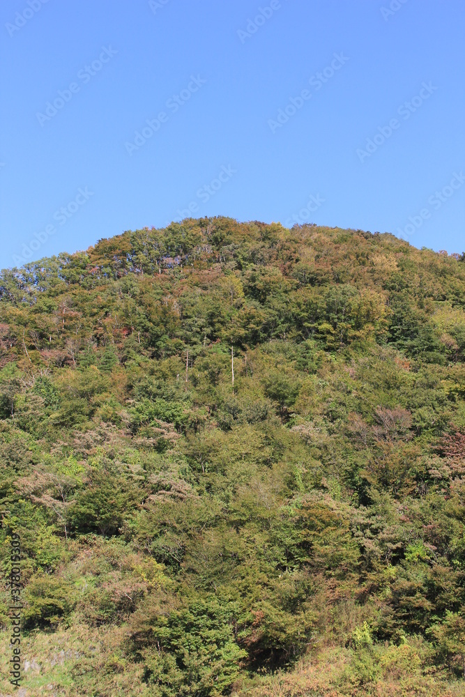 青空の下の山