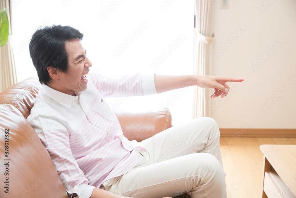 テレビを見る男性 テレビを見る男性