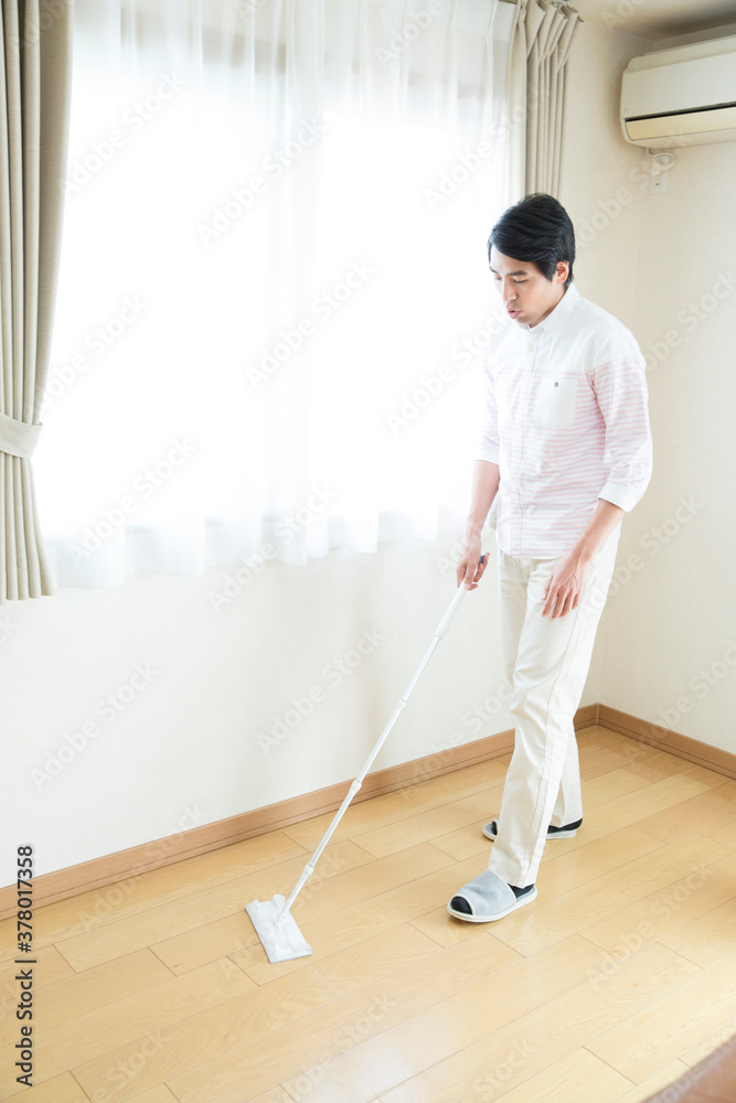 床掃除をする男性