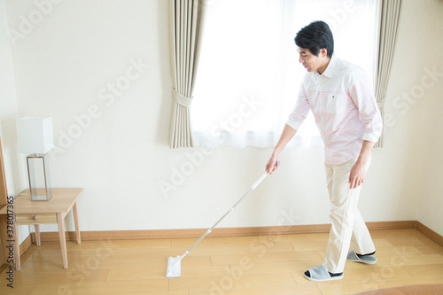 床掃除をする男性