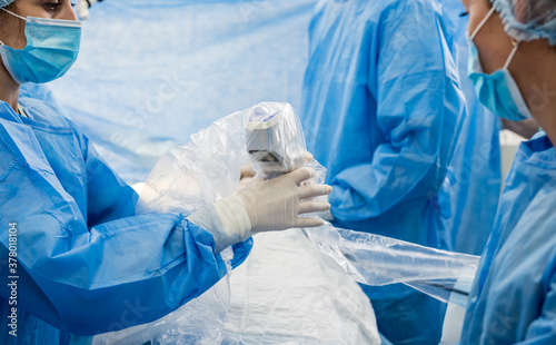 Foto The surgeon uses a portable fluorescence imaging device during breast removal