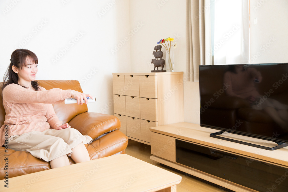 テレビを見る女性