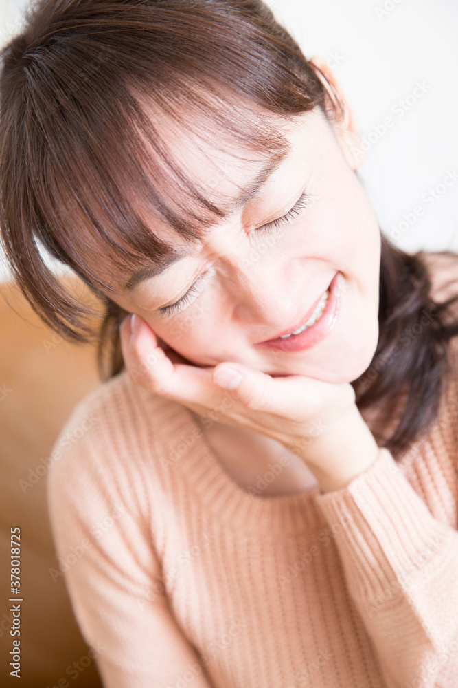 歯が痛い女性 歯が痛い女性