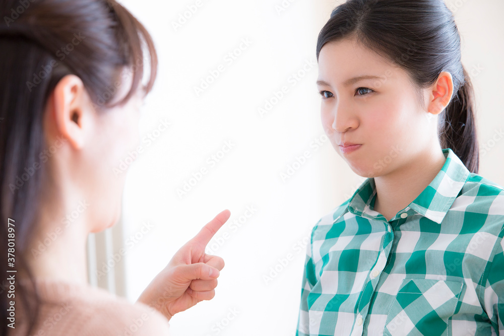 叱られる娘 叱られる娘