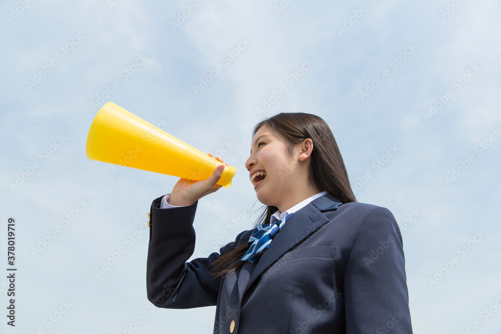 応援をする女子高校生