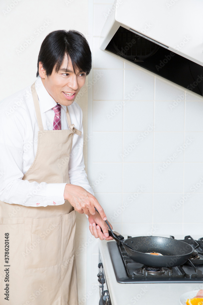 朝食を作る男性 朝食を作る男性