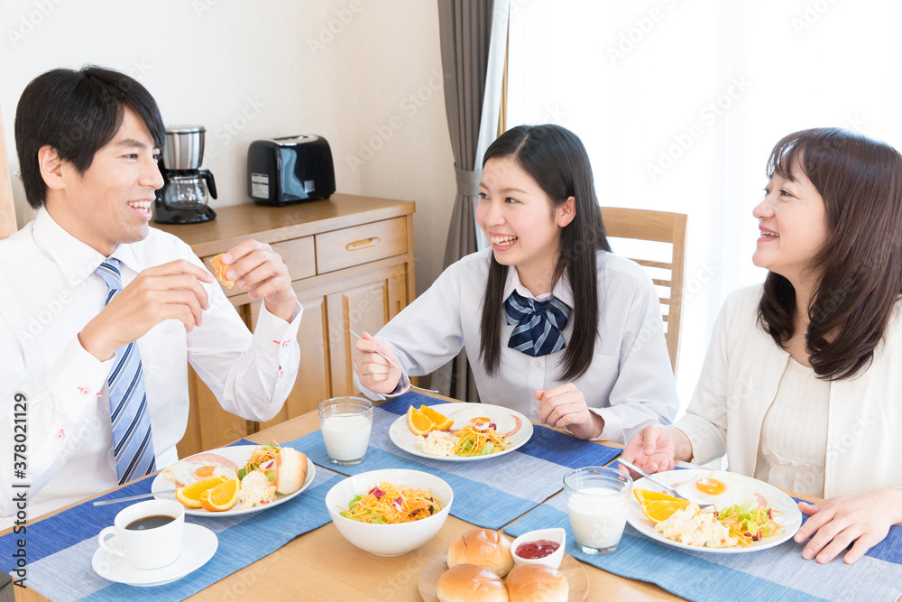 朝食を食べる家族 朝食を食べる家族