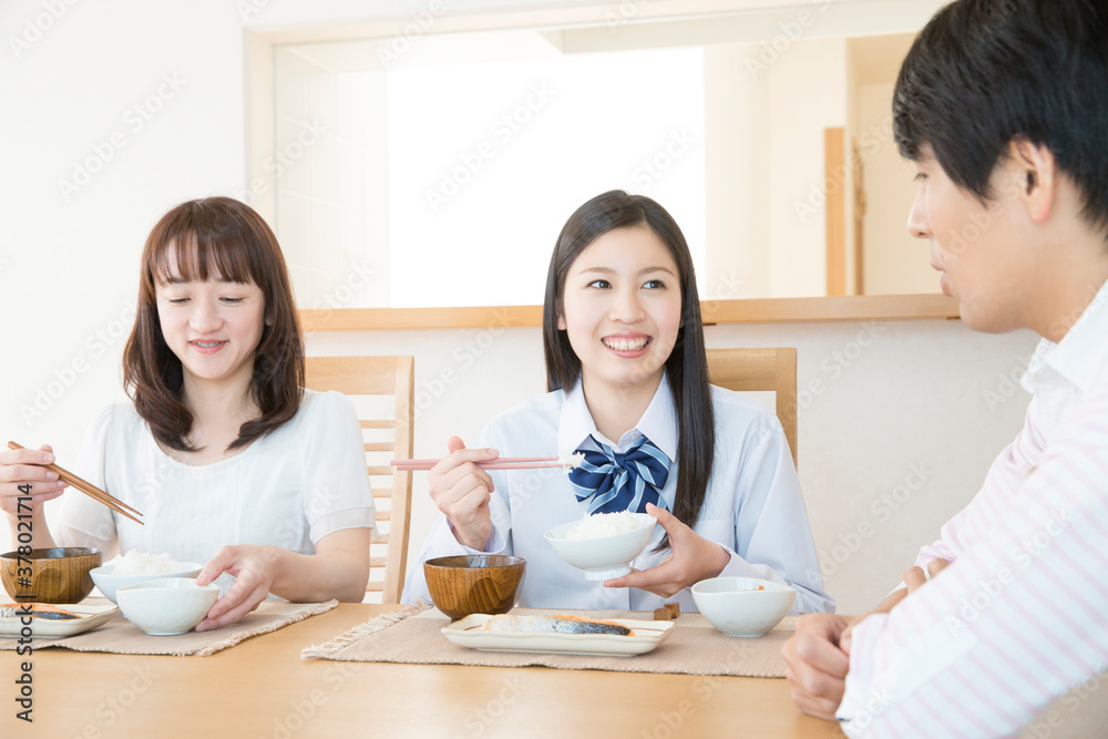 食事をする親子 食事をする親子