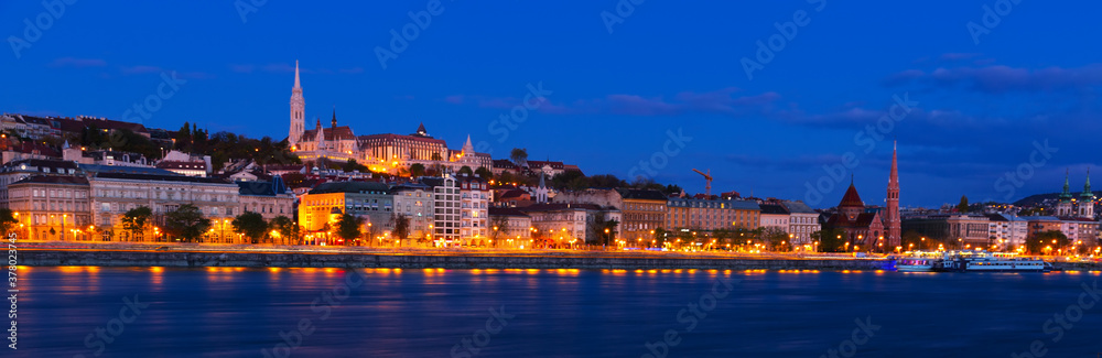 Obraz premium Image of view on Matthias Church and Fisherman Bastion in Budapest.