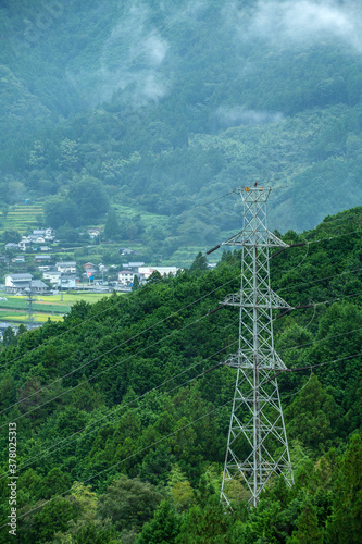 山間の送電線