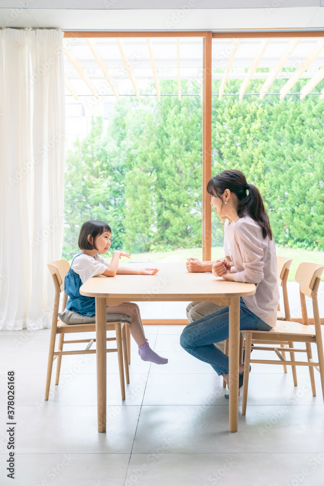 会話する親子 子育てイメージ 会話する親子 子育てイメージ