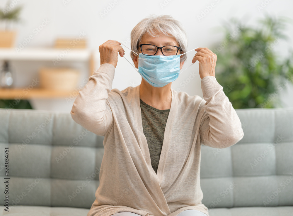 Obraz premium Senior woman wearing facemask