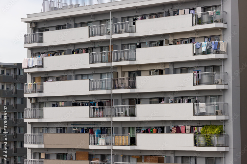 外から見た日本の住宅地のマンションの風景