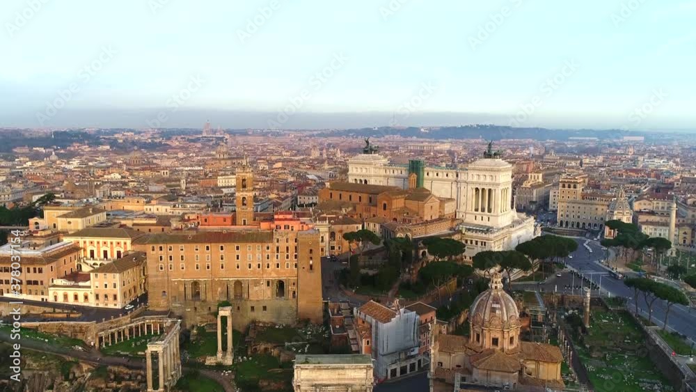ROMA, IL PARCO DEL COLOSSEO, IL CAMPIDOGLIO E L'ALTARE DELLA PATRIA VISTA DA DIETRO ROMA, IL PARCO DEL COLOSSEO, IL CAMPIDOGLIO E L'ALTARE DELLA PATRIA VISTA DA DIETRO