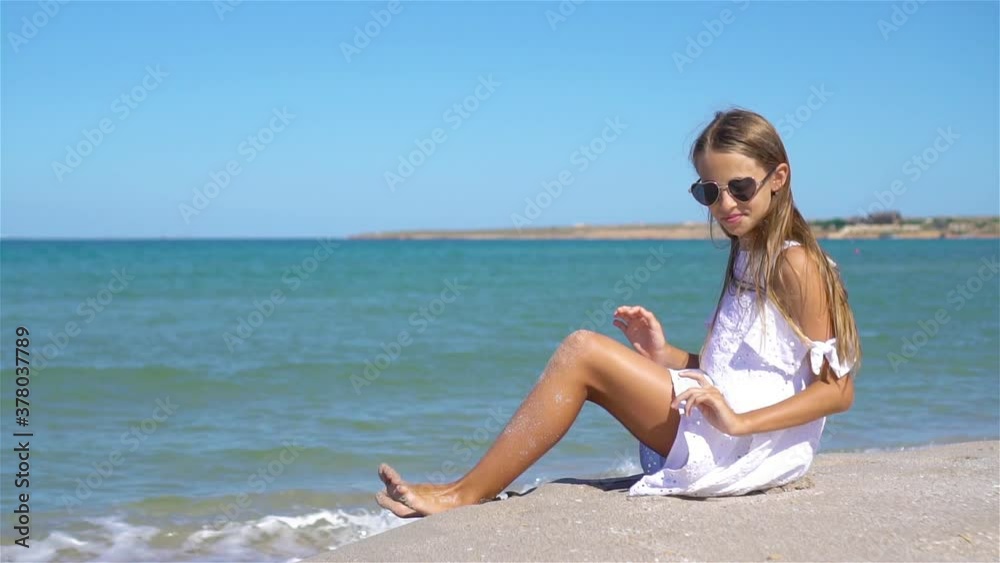 Cute little girl at beach during summer vacation Stock ビデオ | Adobe Stock