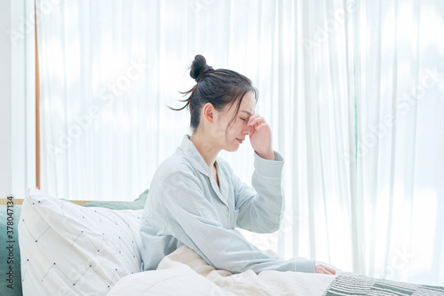 起床　体調不良の女性