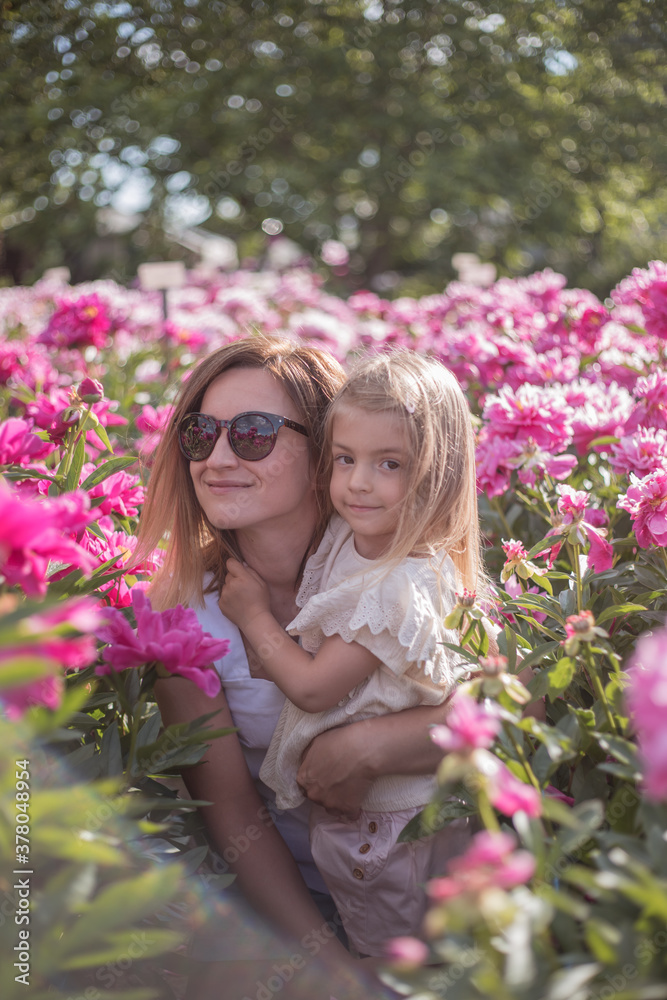 Obraz premium mother and daughter in garden