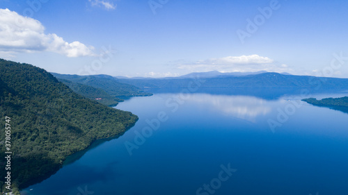 《青森県》十和田湖の空撮風景 © UMI