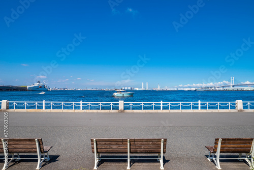 山下公園のベンチと横浜港の風景