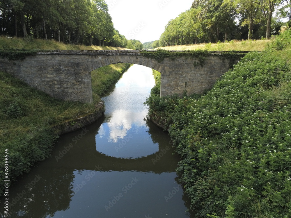 Pont sur le canal du nivernais en Bourgogne
