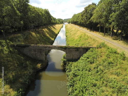 Pont sur le canal du nivernais en Bourgogne, vue aérienne 