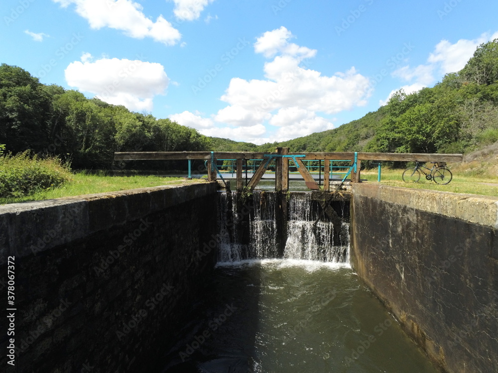 Ecluse du canal du nivernais, Bourgogne