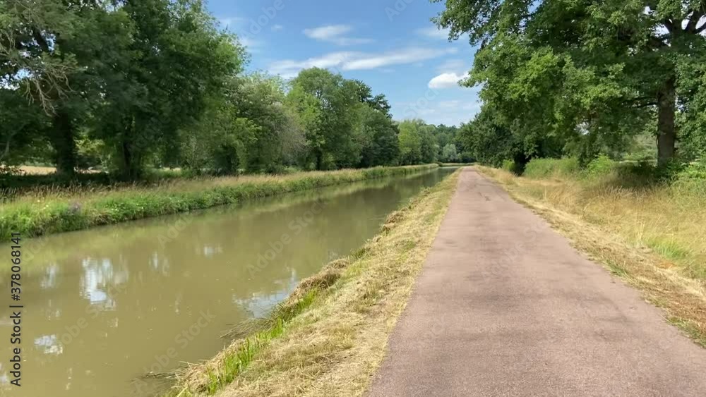 Promenade le long du canal du nivernais, Bourgogne Promenade le long du canal du nivernais, Bourgogne