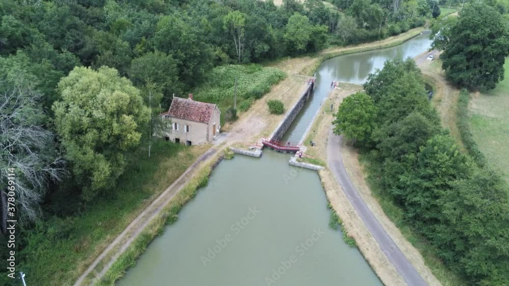 Canal du nivernais en Bourgogne, vue aérienne Canal du nivernais en Bourgogne, vue aérienne
