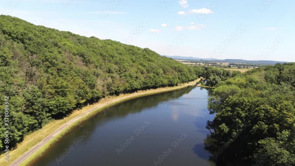 Canal du nivernais en Bourgogne, vue aérienne Canal du nivernais en Bourgogne, vue aérienne