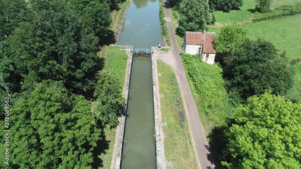 Canal du nivernais en Bourgogne, vue aérienne Canal du nivernais en Bourgogne, vue aérienne
